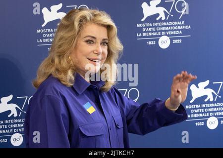L'attrice francese Catherine Deneuve, che indossa una bandiera dell'Ucraina sulla sua maglia, posa il 31 agosto 2022, durante una fotocall per il Leone d'oro per il conseguimento a vita, sarà premiata, il giorno di apertura del 79th° Festival Internazionale del Cinema di Venezia al Lido di Venezia. ©Photo: Cinzia Camela. Foto Stock