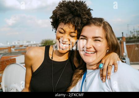 Allegro multirazziale giovani amici che si godono durante il giorno di sole Foto Stock
