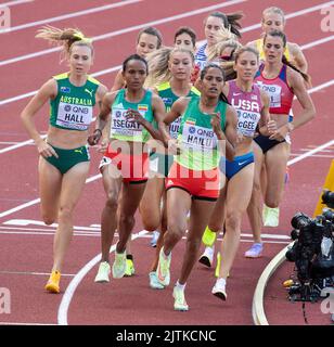 Linden Hall, Gudaf Tsegay e Freweyni Hailu gareggiano nella semifinale femminile del 1500m ai Campionati mondiali di atletica, Hayward Field, Eugene, OR Foto Stock