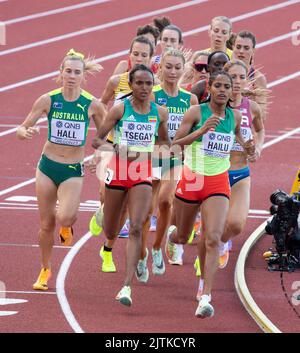 Linden Hall, Gudaf Tsegay e Freweyni Hailu gareggiano nella semifinale femminile del 1500m ai Campionati mondiali di atletica, Hayward Field, Eugene, OR Foto Stock