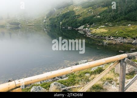 KARPACZ, POLONIA - 20 AGOSTO 2022: Riva del 'laghetto', montagne Karkonosze Foto Stock