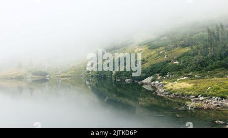 KARPACZ, POLONIA - 20 AGOSTO 2022: 'Laghetto', lago naturale di origine glaciale nei monti Karkonosze (parte del sistema montuoso dei Sudeti) Foto Stock