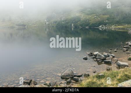 KARPACZ, POLONIA - 20 AGOSTO 2022: Riva del 'laghetto', lago naturale di origine glaciale nei monti Karkonosze (parte del monte Sudeti Foto Stock