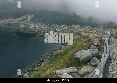 KARPACZ, POLONIA - 20 AGOSTO 2022: 'Piccolo Pond'in montagna Karkonosze, mattina nebbia in montagna Foto Stock