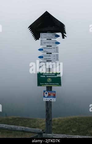 KARPACZ, POLONIA - 20 AGOSTO 2022: I monti Karkonosze (parte del sistema montuoso dei Sudeti), punto di riferimento vicino al rifugio „Samotnia” Foto Stock