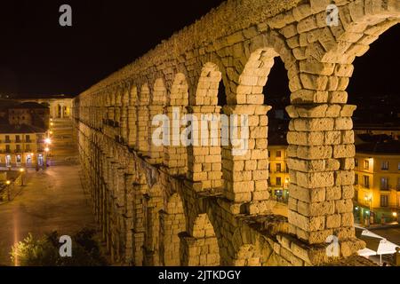 Acquedotto di Segovia dal punto di osservazione dell'acquedotto di notte, Segovia, Spagna. Foto Stock