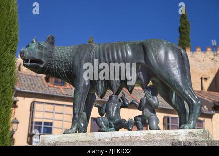 Statua del lupo capitolino ai piedi dell'Acquedotto di Segovia, Spagna. Foto Stock