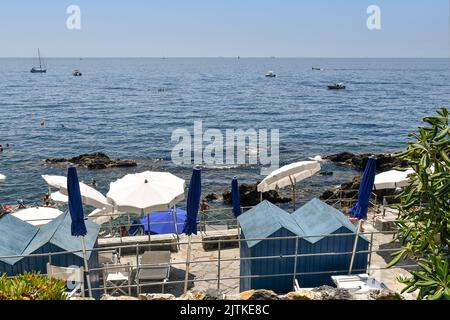 Stabilimento balneare sulla scogliera della passeggiata Anita Garibaldi, meta turistica popolare a breve distanza da Genova, Nervi, Liguria, Italia Foto Stock