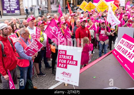 Belfast, Regno Unito. 31st ago, 2022. 31st agosto 2022: I lavoratori di Royal Mail, Post Office, BT e Openreach sono impegnati in un'azione di sciopero. Ciò è per assicurare l'aumento di paga a fuori ha fissato l'alto costo degli aumenti di vita visti nell'ultimo anno. Il Rally si è tenuto nel Municipio di Belfast alle 1pm. Credit: Bonzo/Alamy Live News Foto Stock