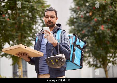 consegna cibo con pizza da asporto e telefono Foto Stock