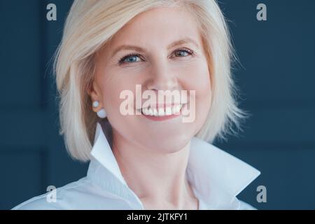 donna anziana elegante stile personale sorridente Foto Stock