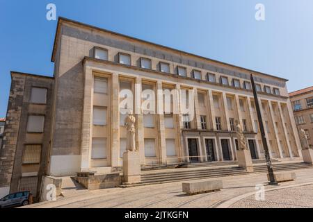 Coimbra, Portogallo - 10 luglio 2022: La Facoltà di lettere (Faculdade de Letras) edificio dell'Università di Coimbra. Foto Stock