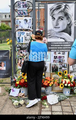 Londra, Regno Unito. 31/08/2022, i tifosi reali si sono riuniti alle porte d'oro fuori Kensington Palace, l'ex casa della principessa Diana per celebrare i tributi floreali in occasione del 25th° anniversario della sua morte. Foto Stock