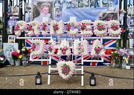 Londra, Regno Unito. 31/08/2022, i tifosi reali si sono riuniti alle porte d'oro fuori Kensington Palace, l'ex casa della principessa Diana per celebrare i tributi floreali in occasione del 25th° anniversario della sua morte. Foto Stock