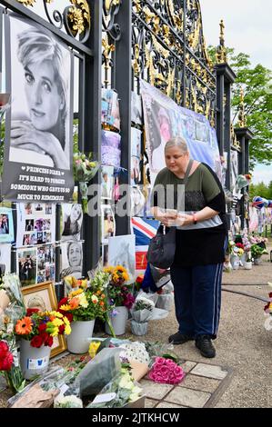 Londra, Regno Unito. 31/08/2022, i tifosi reali si sono riuniti alle porte d'oro fuori Kensington Palace, l'ex casa della principessa Diana per celebrare i tributi floreali in occasione del 25th° anniversario della sua morte. Foto Stock