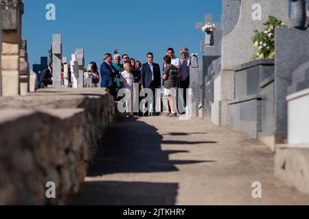 Madrid, Spagna. 31st ago, 2022. Il Ministro della Presidenza, Relazioni con i tribunali e la memoria democratica, Felix BolaÃ±os, visita il lavoro di esumazioni nel cimitero di Colmenar Viejo a Madrid, dove i corpi di 107 uomini e una donna, vittime del regime di Francos sono stati sepolti nel 1939. (Credit Image: © Guillermo Gutierrez/SOPA Images via ZUMA Press Wire) Foto Stock