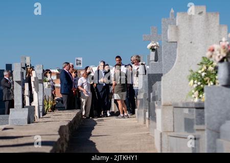 Madrid, Spagna. 31st ago, 2022. Il Ministro della Presidenza, Relazioni con i tribunali e la memoria democratica, Felix BolaÃ±os, visita il lavoro di esumazioni nel cimitero di Colmenar Viejo a Madrid, dove i corpi di 107 uomini e una donna, vittime del regime di Francos sono stati sepolti nel 1939. (Credit Image: © Guillermo Gutierrez/SOPA Images via ZUMA Press Wire) Foto Stock