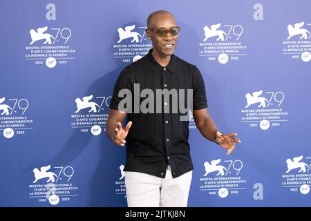 Lido di Venezia, Italia, 31/08/2022, Don Cheadle partecipa alla fotocellula per il "rumore bianco" al 79th° Festival Internazionale del Cinema di Venezia, il 31 agosto 2022 a Venezia. ©Photo: Cinzia Camela. Foto Stock