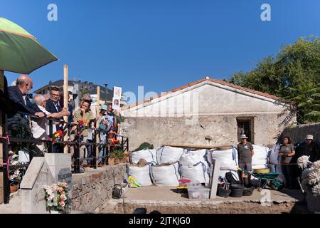 Madrid, Spagna. 31st ago, 2022. Il Ministro della Presidenza, Relazioni con i tribunali e la memoria democratica, Felix BolaÃ±os, visita il lavoro di esumazioni nel cimitero di Colmenar Viejo a Madrid, dove i corpi di 107 uomini e una donna, vittime del regime di Francos sono stati sepolti nel 1939. (Credit Image: © Guillermo Gutierrez/SOPA Images via ZUMA Press Wire) Foto Stock