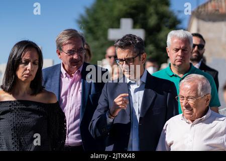 Madrid, Spagna. 31st ago, 2022. Il Ministro della Presidenza, Relazioni con i tribunali e la memoria democratica, Felix BolaÃ±os, visita il lavoro di esumazioni nel cimitero di Colmenar Viejo a Madrid, dove i corpi di 107 uomini e una donna, vittime del regime di Francos sono stati sepolti nel 1939. (Credit Image: © Guillermo Gutierrez/SOPA Images via ZUMA Press Wire) Foto Stock