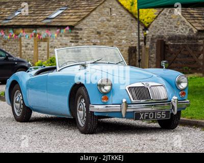 Derbyshire Regno Unito Agosto 2022 mg classico Una macchina sportiva parcheggiata in un villaggio inglese Foto Stock