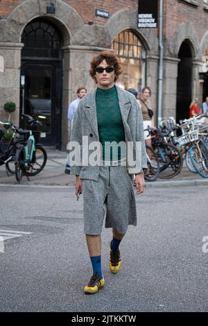 Street Style - Alex Sachez de Mora fotografato durante lo show di BAUM UND PFERDGARTEN - Copenaghen Fashion Week SS23 Foto Stock