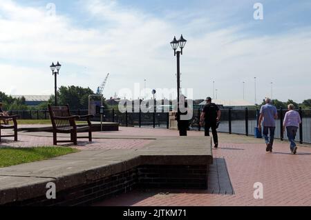 Due agenti di polizia di pattuglia, Cardiff Bay, 2022. estate. Presa nel giugno 2022. Heddlu de cymru Foto Stock