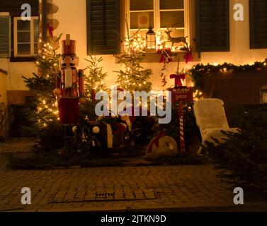 Gengenbach, Germania - 13 dicembre 2020: Decorazioni natalizie fuori casa a Gengenbach, Germania in una notte di autunno. Foto Stock