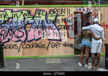 Salite a bordo del negozio coperto di Graffiti, in preparazione al Notting Hill Carnival a West London, 2022. Foto Stock