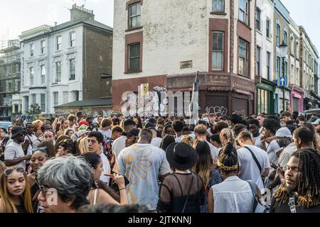 Incontro di musica vicino al Westway nella zona di Ladbroke Grove, West London durante il Notting Hill Carnival, 2022. Foto Stock