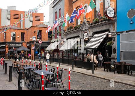 Quartiere Temple Bar di Dublino, vivace strada acciottolata Essex Street East fuori Bad Bobs, Temple Bar, Dublino, Irlanda Foto Stock