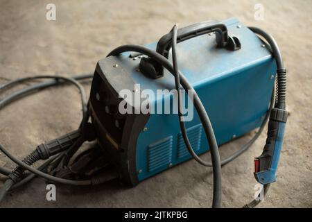 Generatore di elettricità. Attrezzi in garage. Conservazione della batteria. Cavi di ricarica. Foto Stock