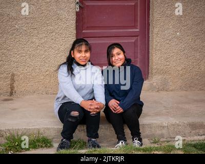 Viacha, la Paz, Bolivia - 16 2022 agosto: Due sorelle boliviane che indossano abiti casual Guarda la fotocamera Foto Stock