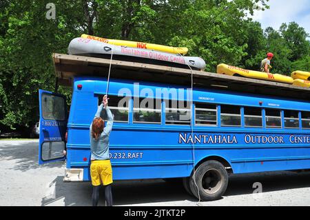 Rafting sulle rapide nel fiume Nantahala, nelle Appalachian Mountains del North Carolina, è un'attività divertente! Foto Stock