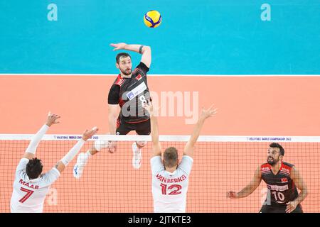 Burutay Subasi (Turchia), Stephen Maar, Lucas Van Berkel (Canada). Campionato del mondo di pallavolo 2022. Foto Stock