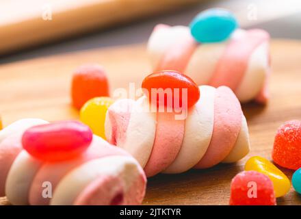 caramelle assortite su una tavola di legno nella fotografia macro Foto Stock