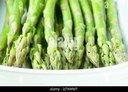 Primo piano di asparagi in una ciotola bianca Asparagus officinalis Foto Stock