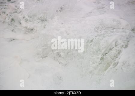 Schiuma bianca di un'onda alla spiaggia di leblon a Rio de Janeiro Brasile. Foto Stock