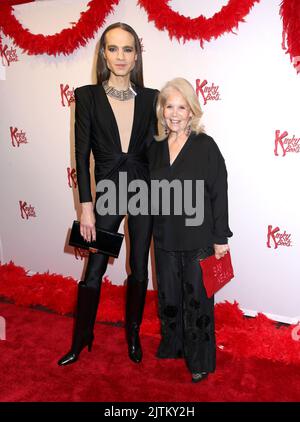 Jordan Roth e Daryl Roth assistono alla serata di apertura di 'Kinky Boots' Off-Broadway che si terrà alla fase 42 il 25 agosto 2022 a New York City, NY ©Steven Bergman/AFF-USA.COM Foto Stock