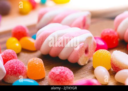 caramelle assortite in una ciotola bianca in macrofotografia Foto Stock