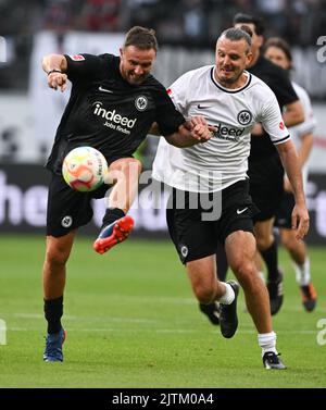 31 agosto 2022, Hessen, Francoforte sul meno: Alexander Meier (r) combatte per la palla contro Aleksandar Vasoski nella sua partita di addio allo stadio. Più di quattro anni dopo aver giocato il suo ultimo gioco competitivo per Eintracht Frankfurt, Alexander Meier giocherà il suo gioco ufficiale di addio. Più di 30.000 tifosi sono attesi per assistere al cordiale calcio tra 'Team Zopf' e 'Team Innenseite' nell'Arena di Francoforte. Foto: Arne Dedert/dpa - NOTA IMPORTANTE: In conformità ai requisiti della DFL Deutsche Fußball Liga e della DFB Deutscher Fußball-Bund, è vietato utilizzare o utilizzare pho Foto Stock