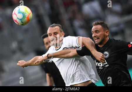 31 agosto 2022, Hessen, Francoforte sul meno: Alexander Meier (l) combatte per la palla contro Aleksandar Vasoski nella sua partita di addio allo stadio. Più di quattro anni dopo aver giocato il suo ultimo gioco competitivo per Eintracht Frankfurt, Alexander Meier giocherà il suo gioco ufficiale di addio. Più di 30.000 tifosi sono attesi per assistere al cordiale calcio tra 'Team Zopf' e 'Team Innenseite' nell'Arena di Francoforte. Foto: Arne Dedert/dpa - NOTA IMPORTANTE: In conformità ai requisiti della DFL Deutsche Fußball Liga e della DFB Deutscher Fußball-Bund, è vietato utilizzare o utilizzare pho Foto Stock