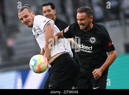 31 agosto 2022, Hessen, Francoforte sul meno: Alexander Meier (l) combatte per la palla contro Aleksandar Vasoski nella sua partita di addio allo stadio. Più di quattro anni dopo aver giocato il suo ultimo gioco competitivo per Eintracht Frankfurt, Alexander Meier giocherà il suo gioco ufficiale di addio. Più di 30.000 tifosi sono attesi per assistere al cordiale calcio tra 'Team Zopf' e 'Team Innenseite' nell'Arena di Francoforte. Foto: Arne Dedert/dpa - NOTA IMPORTANTE: In conformità ai requisiti della DFL Deutsche Fußball Liga e della DFB Deutscher Fußball-Bund, è vietato utilizzare o utilizzare pho Foto Stock