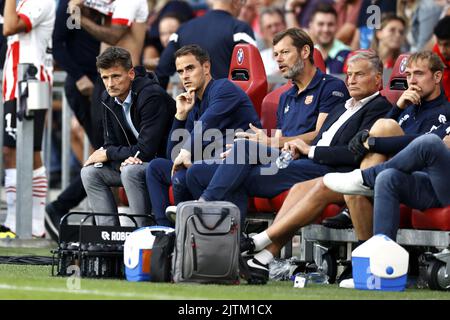 Enschede, Paesi Bassi. 31 agosto 2022, EINDHOVEN - allenatore del FC Volendam Wim Jonk (L) durante la partita olandese di Eredivie tra il PSV Eindhoven e il FC Volendam allo stadio Phillips il 31 agosto 2022 a Eindhoven, Paesi Bassi. ANP MAURICE VAN STEEN Foto Stock