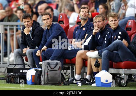 Enschede, Paesi Bassi. 31 agosto 2022, EINDHOVEN - allenatore del FC Volendam Wim Jonk (L) durante la partita olandese di Eredivie tra il PSV Eindhoven e il FC Volendam allo stadio Phillips il 31 agosto 2022 a Eindhoven, Paesi Bassi. ANP MAURICE VAN STEEN Foto Stock