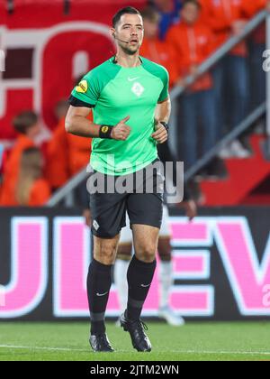 ENSCHEDE, PAESI BASSI - 31 AGOSTO: Arbitro Mark Nagtegaal durante la partita olandese di Eredivie tra FC Twente ed Excelsior Rotterdam al Grolsch veste il 31 agosto 2022 a Enschede, Paesi Bassi (Foto di Peter Lous/Orange Pictures) Foto Stock