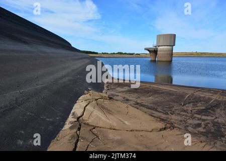 Colliford Reservoir su Bodmin Moor mostra livelli di acqua pericolosamente bassi. Foto Stock