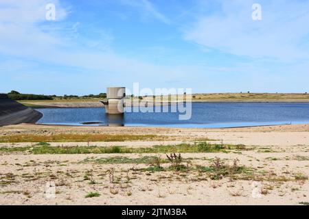 Colliford Reservoir su Bodmin Moor mostra livelli di acqua pericolosamente bassi. Foto Stock