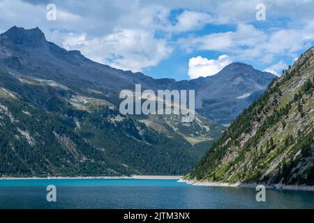 Serbatoio di accumulo dell'acqua per una centrale idroelettrica nelle Alpi austriache Foto Stock