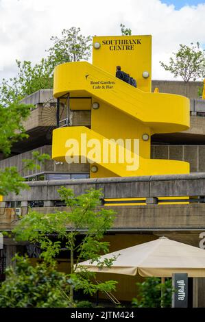 LONDRA - 20 maggio 2022: Scalinata gialla fino al South Bank Centre Foto Stock